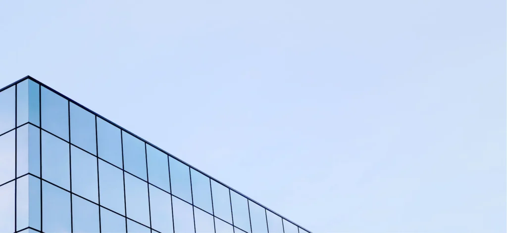 A skyscraper against a blue sky